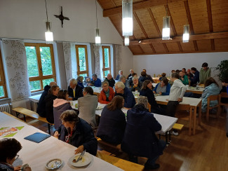 Menschen sitzen zusammen und unterhalten sich